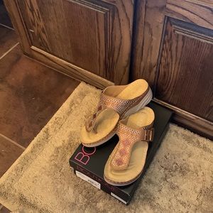 Multicolored flip flop never worn bought and didn’t really like them once I got